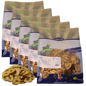 Fünf Beutel Lyra Pet Nature Power getrocknete Bananen-Leckerlis, je 1 kg, mit Bildern von Katze, Hund und Pferd auf der Verpackung.