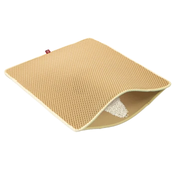 Eine beige Haustiermatte mit einer Wabenstruktur, an einer Kante leicht eingerollt, die weißen Füllstoff zeigt.