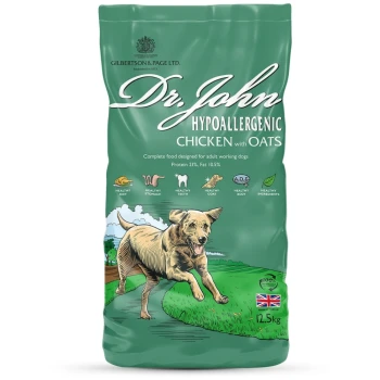 Grüne Tüte mit Dr. John hypoallergenem Hundefutter mit Huhn und Hafer, mit einer Illustration eines rennenden Hundes, 21% Protein, 10,5% Fett, für empfindliche Mägen.