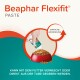 Beaphar Flexifit Paste wird aus einer Tube in eine rote Futterschüssel für Haustiere gegossen, die mit Trockenfutter gefüllt ist, mit Text, der die einfache Anwendung hervorhebt.
