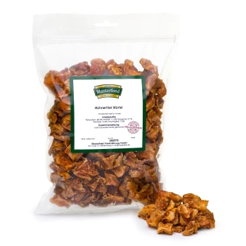 Eine durchsichtige Plastiktüte gefüllt mit Hühnerfiletwürfeln für Hunde, beschriftet mit "Masterfeed Premium Hühnerfilet Würfel", mit sichtbaren Nährwertangaben.