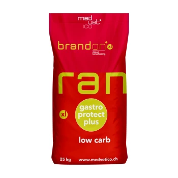 Rote Tüte Pferdefutter mit der Aufschrift "brandon xl ran" und "gastro protect plus" sowie "low carb" deutlich sichtbar, 25 kg.