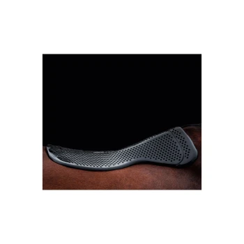 Nahaufnahme eines schwarzen Sattelpolsters, das auf dem Rücken eines braunen Pferdes liegt, das seine strukturierte Oberfläche und ergonomisches Design zeigt.