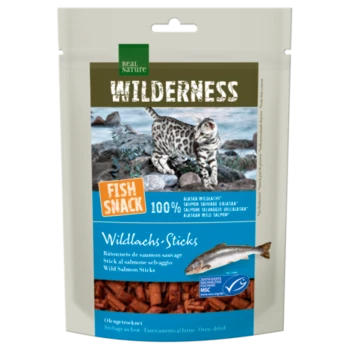 Un paquet de nourriture pour animaux de compagnie présentant un félin sauvage sur une côte rocheuse, étiqueté "WILDERNESS FISH SNACK 100% Wild Salmon Sticks" avec un graphique de poisson.