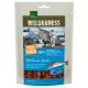 Eine Tierfutterverpackung mit einem Wildkatze auf einem felsigen Ufer, beschriftet mit "WILDERNESS FISH SNACK 100% Wildlachs-Sticks" mit einer Fischgrafik.