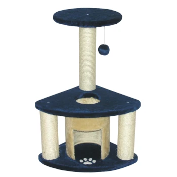 Un arbre à chat triangulaire bleu et beige avec une plateforme supérieure, des poteaux à gratter, un coin douillet et un jouet en balle suspendu.