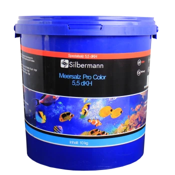 Blauer Eimer mit Silbermann Meersalz Pro Color, 5.5 dKH, enthält 10 kg, mit buntem Fisch- und Korallendesign auf dem Etikett.