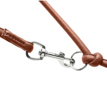 Nahaufnahme einer braunen Lederleine für Hunde mit einem silbernen Metallclip und einem Knotendetail, vor einem weißen Hintergrund.