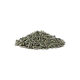 Ein Haufen grüner Haustierfutterpellets, die kleinen Stäbchen ähneln, auf einem weißen Hintergrund.