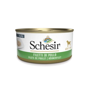 Dosen-Hundefutter, beschriftet 'Schesir Adult Dog', mit Hähnchenfilets in Gelee, mit mehrsprachigem Text auf der Verpackung.