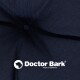 Nahaufnahme von dunklem Stoff mit einem zentralen Knopf, mit dem Logo "Doctor Bark" und dem Text "MADE IN GERMANY."
