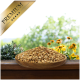 Eine Holzschüssel voller Premium-Hundefutter steht auf einer Holzoberfläche, umgeben von grünen Pflanzen und lebhaften gelben Blumen im Hintergrund.