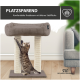 Eine getigerte Katze streckt sich an einem zweipoligen Kratzbaum mit einer gemütlichen, grauen Plattform oben, beschriftet mit "PLATZSPAREND."