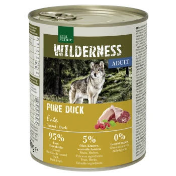 Dosen-Hundefutter mit der Aufschrift "Wilderness Pure Duck", das einen Wolf vor einem Waldhintergrund zeigt. Enthält 95% Ente, 5% Früchte und Kräuter, 0% zugesetzte Körner.