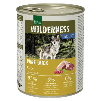 Dosen-Hundefutter mit der Aufschrift "Wilderness Pure Duck", das einen Wolf vor einem Waldhintergrund zeigt. Enthält 95% Ente, 5% Früchte und Kräuter, 0% zugesetzte Körner.