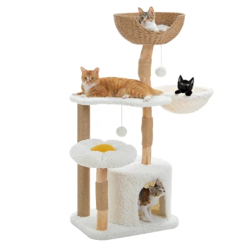 Drei Katzen auf einem mehrstufigen beigen Kratzbaum mit hängenden Bommelspielzeugen und einem blumenförmigen Liegeplatz.