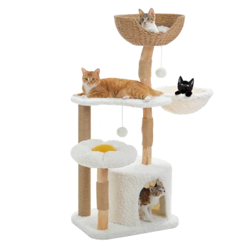 Drei Katzen auf einem mehrstufigen beigen Kratzbaum mit hängenden Bommelspielzeugen und einem blumenförmigen Liegeplatz.
