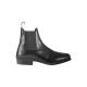 Schwarzer Leder-Stiefelette mit elastischen Seitenpaneelen und kleinem Absatz, vor einem weißen Hintergrund präsentiert.