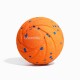 Orange strukturierter Hundespielzeugball mit blauen Sprenkeln, geprägtem 'cheerble'-Logo.