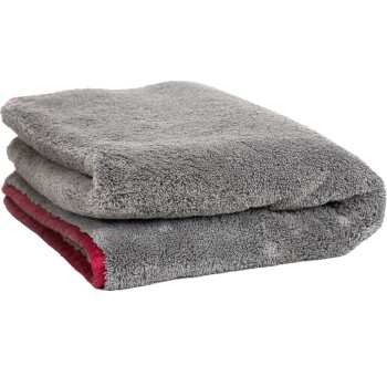 Ein gefaltetes graues Haustierhandtuch mit rotem Rand, das eine weiche Textur zeigt, ideal zum Trocknen oder Trösten von Haustieren.