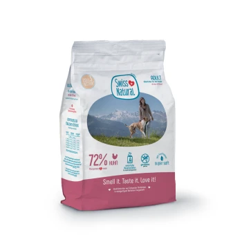 Soft Adult Huhn und Kartoffel 4 kg Eine Tüte mit Swiss Natural Hundefutter vor einer Bergkulisse, zeigt "72% Huhn" und Symbole für natürliche Zutaten und Feuchtigkeit.