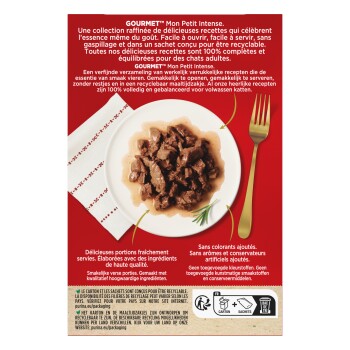 GOURMET Mon Petit Intense – bord met nat kattenvoer in stukken in jus op een wit bord met een gouden vork op rode achtergrond; zichtbare Franse etiketten