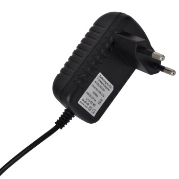 Schwarzer AC/DC-Netzadapter mit einem zweipoligen Stecker, mit einem Etikett mit Spezifikationen und Modellinformationen.