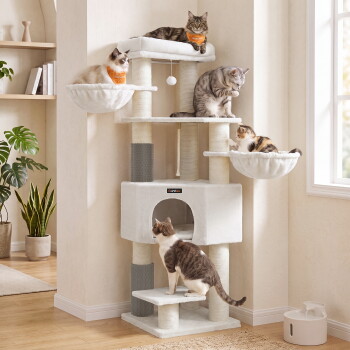 Weißer mehrstöckiger Kratzbaum mit fünf Katzen; zwei tragen orangefarbene Halstücher mit der Aufschrift „Feandrea“; am Häuschen ist das Etikett „Feandrea“ sichtbar.