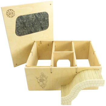 Holzspielzeug-Aufbewahrungsbox für Haustiere mit sechs Fächern, einer gebogenen Rampe und einer dekorativen floralen Gravur auf der Vorderseite.