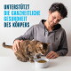 Mann streichelt eine getigerte Katze, die aus einer Schüssel mit Trockenfutter frisst; Text: 'UNTERSTÜTZT DIE GANZHEITLICHE GESUNDHEIT DES KÖRPERS'