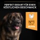 Nahaufnahme eines glücklichen Leonberger Hundes neben dem Text: "Perfekt gegart für einen köstlichen Geschmack" und "N°1 Zutat Huhn" auf einem orangefarbenen Hintergrund.