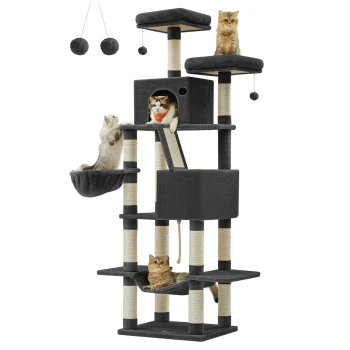 Ein mehrstöckiger Katzenbaum in Dunkelgrau mit vier Katzen, die auf verschiedenen Plattformen spielen und sich entspannen, mit hängenden Spielzeugen.