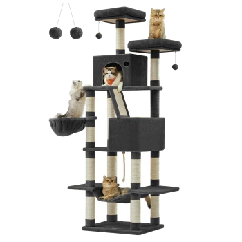 Ein mehrstöckiger Katzenbaum in Dunkelgrau mit vier Katzen, die auf verschiedenen Plattformen spielen und sich entspannen, mit hängenden Spielzeugen.