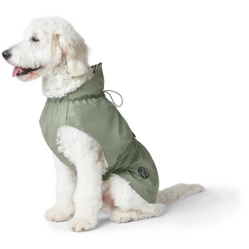 Eine wasserdichte Hundejacke in Marineblau mit erhöhtem Kragen, verstellbaren Riemen, einem Zwei-Wege-Reißverschluss und elastischen Bändern für einen sicheren Sitz.