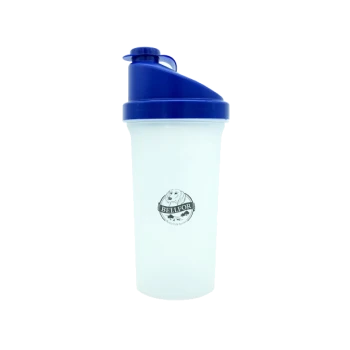 Weißer Shakerbecher mit einem blauen Deckel und Ausguss, mit einem schwarzen Logo, das "BELLFOR" mit einer Hundegrafik liest.