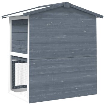 Graues Holz-Haustierhaus mit einem schrägen Dach und einem Drahtgitterbereich zur Belüftung, entworfen für kleine Tiere.