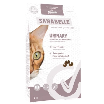 Nahaufnahme des Gesichts einer orangefarbenen Katze auf der Verpackung von "SANABELLE URINARY" Katzenfutter, hebt niedriges Protein und reduzierte Mineralien hervor, 2 kg.