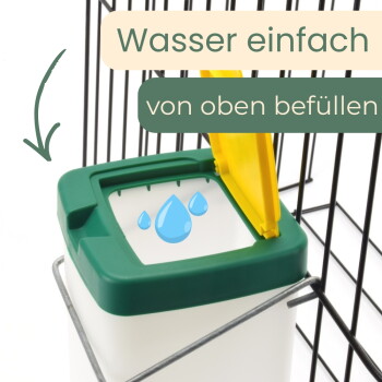 Käfigmontierter Wasserbehälter mit grünem Deckel, gelbem Klappverschluss und Wassertropfen-Symbol; Text: 'Wasser einfach', 'von oben befüllen'.