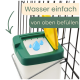 Käfigmontierter Wasserbehälter mit grünem Deckel, gelbem Klappverschluss und Wassertropfen-Symbol; Text: 'Wasser einfach', 'von oben befüllen'.