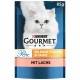 Purina Gourmet Katzenfutterbeutel mit einer weißen Katze auf blauem Hintergrund, beschriftet mit "Perle Erlesene Streifen in Sauce mit Lachs," 85g.