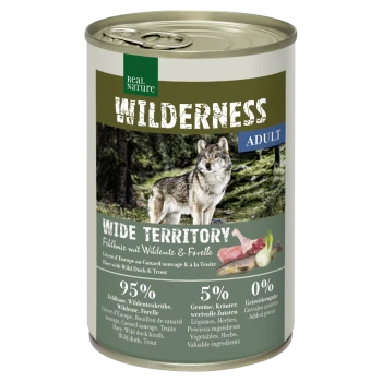 Eine Dose Real Nature Wilderness Haustierfutter für Erwachsene, mit einem Wolf und dem Hinweis "Weites Territorium" mit 95% Fleisch und 5% Gemüse.