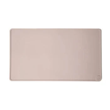 Silicone Haustierfütterungsmatten in Pink, Grau und Beige, mit einer glatten Oberfläche und abgerundeten Ecken, in flacher und gerollter Position präsentiert.