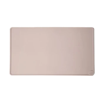 Silicone Haustierfütterungsmatten in Pink, Grau und Beige, mit einer glatten Oberfläche und abgerundeten Ecken, in flacher und gerollter Position präsentiert.