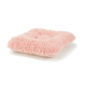 Coussin de lit pour animal carré rose en fausse fourrure duveteuse à poils longs sur fond blanc.
