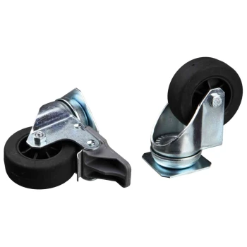 Rollen für Transportboxen Skudo Zwei metallische Drehrollen mit schwarzen Gummirädern, eine mit Bremse und eine ohne, nebeneinander auf einem weißen Hintergrund positioniert.