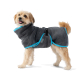 Ein kleiner Hund trägt einen gemütlichen grauen Fleece-Mantel mit blauen Akzenten, mit einem Schnallenverschluss. Der Mantel ist für Wärme und Komfort entworfen.