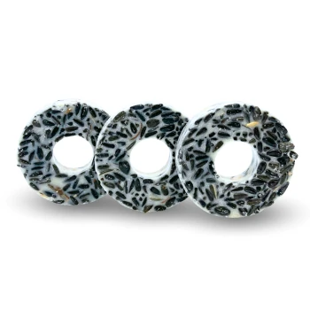 Meisenringe 3x30 Stück Drei kreisförmige Vogelfutter-Donuts mit einer Mischung aus schwarzen Samen und einer weißen äußeren Schicht, in einer Reihe auf einem weißen Hintergrund angeordnet.