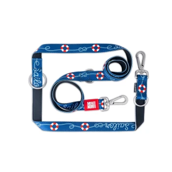 Blaues nautisches Hundeleinen-Set mit Rettungsringmuster, Metallclips und -ringen sowie einem roten Anhänger mit der Aufschrift 'Max & Molly'.
