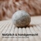 Ein grauer Filzball auf einer strukturierten beigen Oberfläche, mit Text, der "Natürlich & handgemacht" und "Die Bällchen werden aus 100% Wolle gefilzt" angibt.