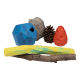 Bunte Hundespielzeuge von Ruffwear, darunter ein blaues geometrisches Spielzeug, ein gelber Stock, ein rotes birnenförmiges Spielzeug, eine Tannenzapfen und ein Stein.
